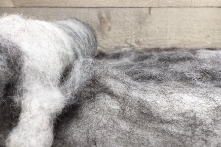 100 g gewaschene Vlieswolle - Nied.Buntes Sch. (Bunt gefleckt)