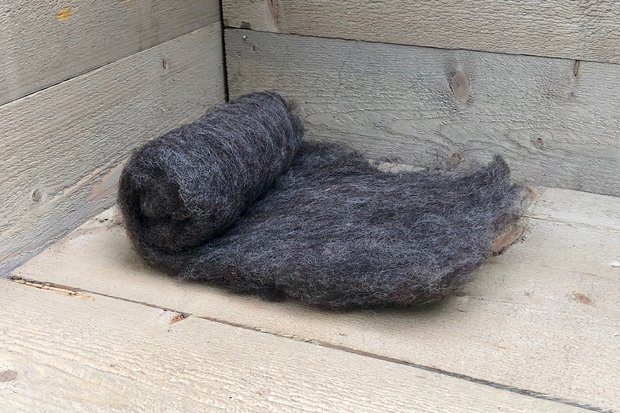 100 g gewaschene Vlieswolle - Blaue Texelschaf (Mittelgrau)